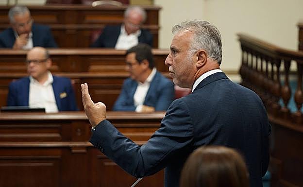 El presidente canario, Ángel Víctor Torres, en una sesión de control parlamentaria. 
