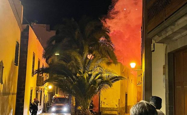 Imagen del incendio declarado en Vegueta. 