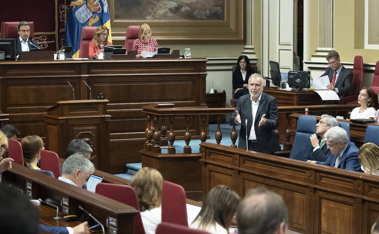 Torres asegura que los canarios son los más beneficiados por la bonificación del transporte