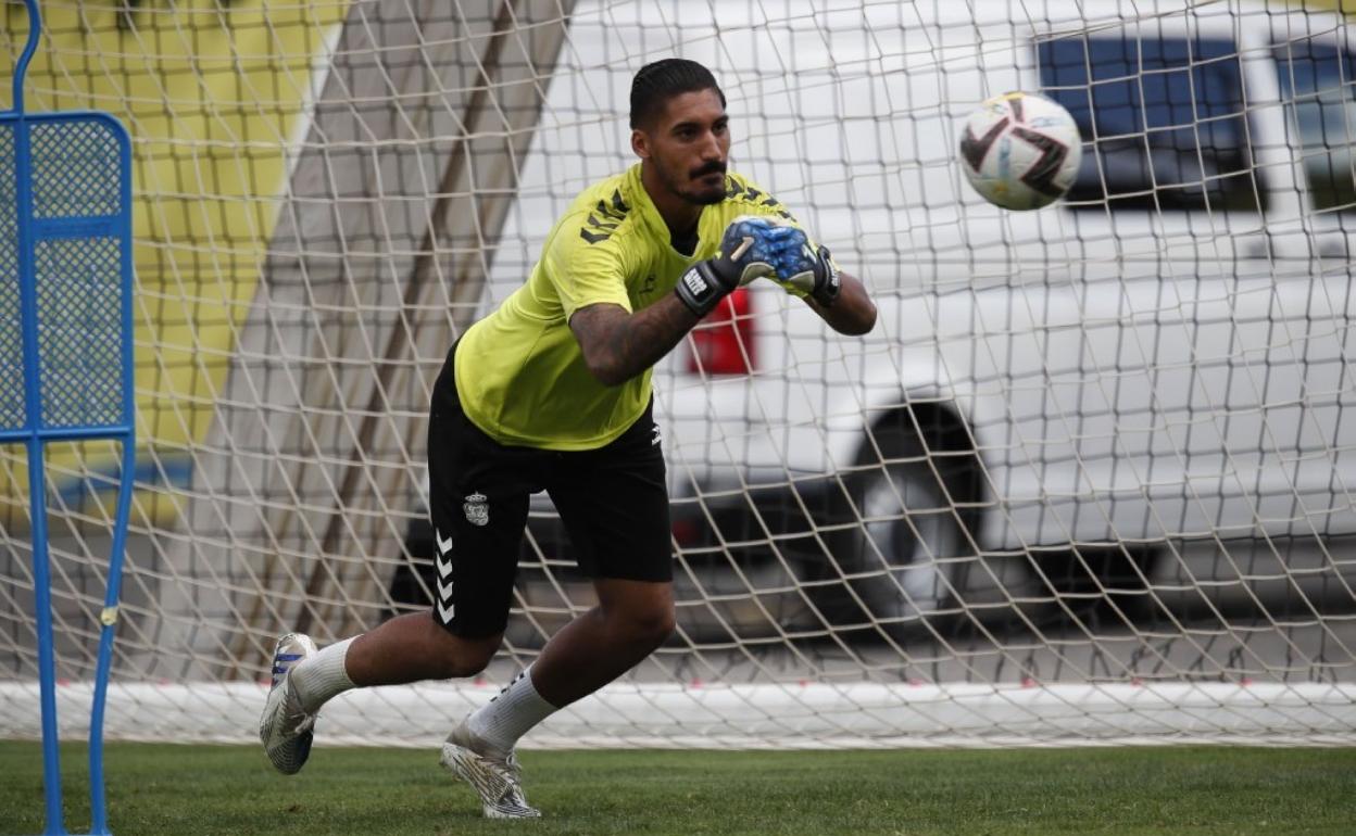 Álvaro Valles, durante un entrenamiento de la UD esta temporada. 