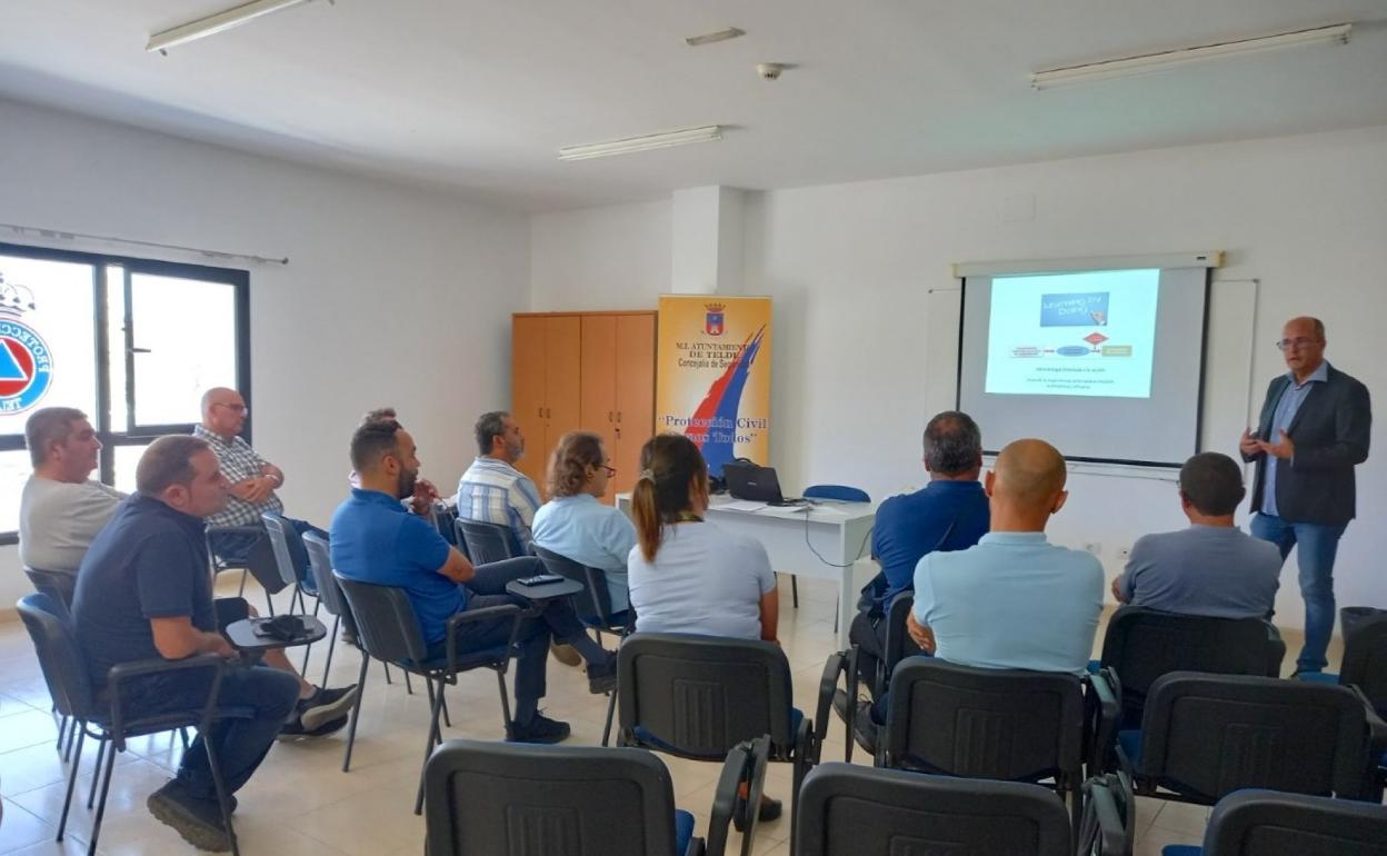 Imagen de la reunión entre la empresa encargada de realizar el estudio y una parte representativa de los taxistas de la ciudad. 