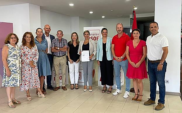 La alcaldesa, en el centro, con la documentación de su solicitud, arropada por compañeros de partido. 