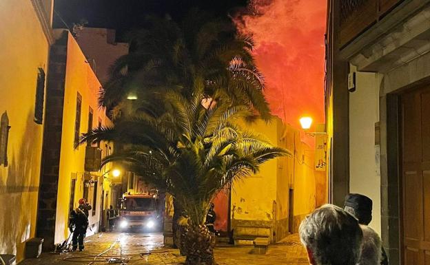 Imagen del incendio declarado en Vegueta.