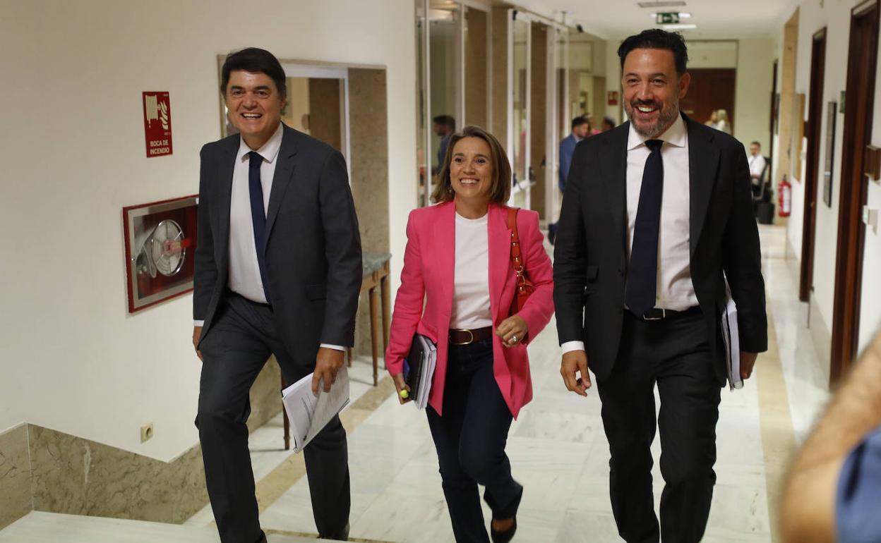 Los diputados populares Carlos Rojas (izq.), Cuca Gamara y Guillermo Mariscal de camino a la reunión de la Junta de Portavoces este martes.