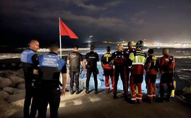 Policía local y bomberos acudieron al rescate del surfista en La Cícer. 