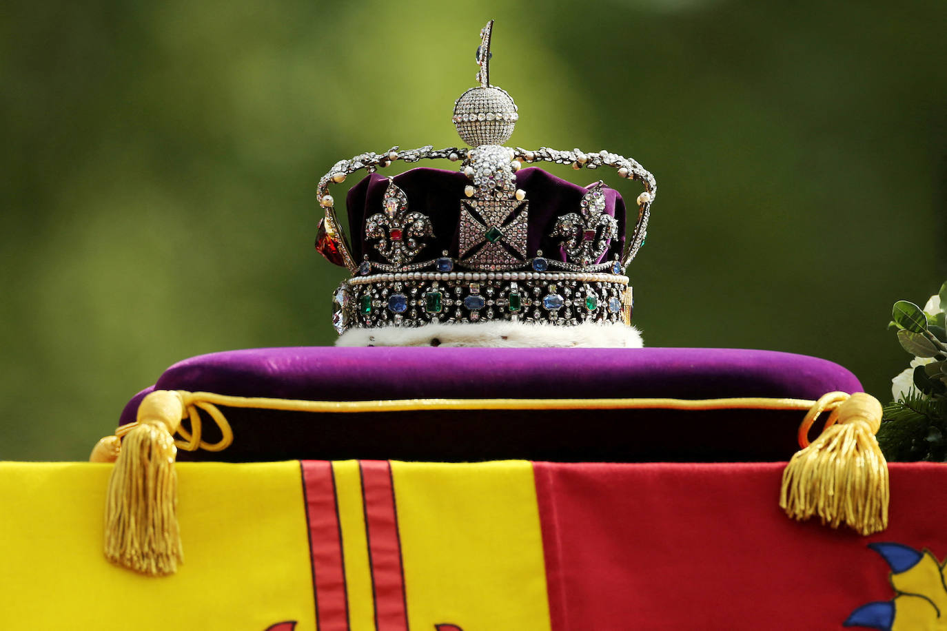 El féretro, adornado con un estandarte real y la corona del estado imperial.