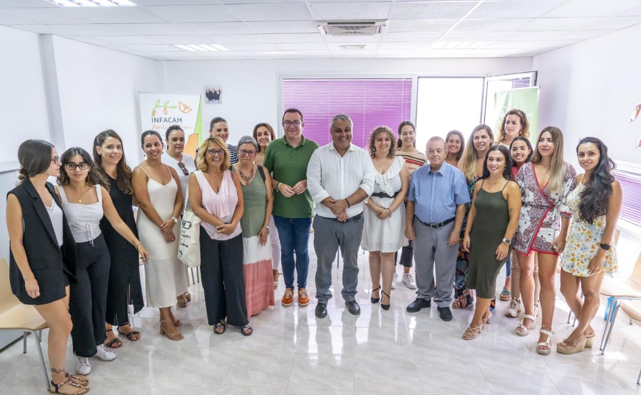 El alcalde Juan Jiménez y el consejero de Políticas Sociales del Cabildo, Adargoma Hernández, en el Centro LLuvia. 