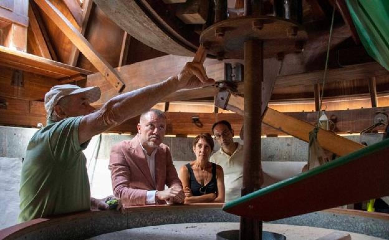 Emilio García, Teodoro Sosa, Onalia Bueno y Ernesto Hernández en el interior del Molino Quemado. 