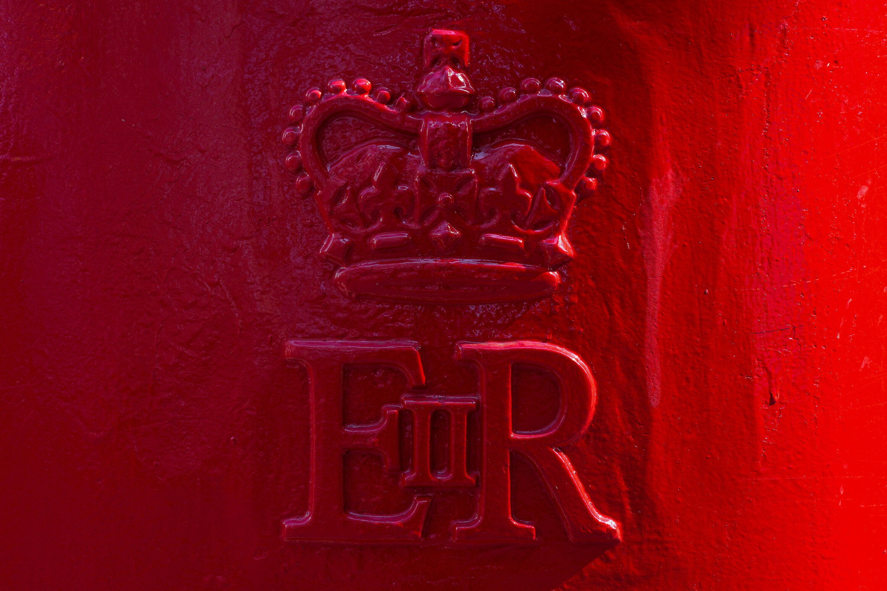 El logotipo con la corona de San Eduardo, pintado de rojo en un buzón del Royal Mail