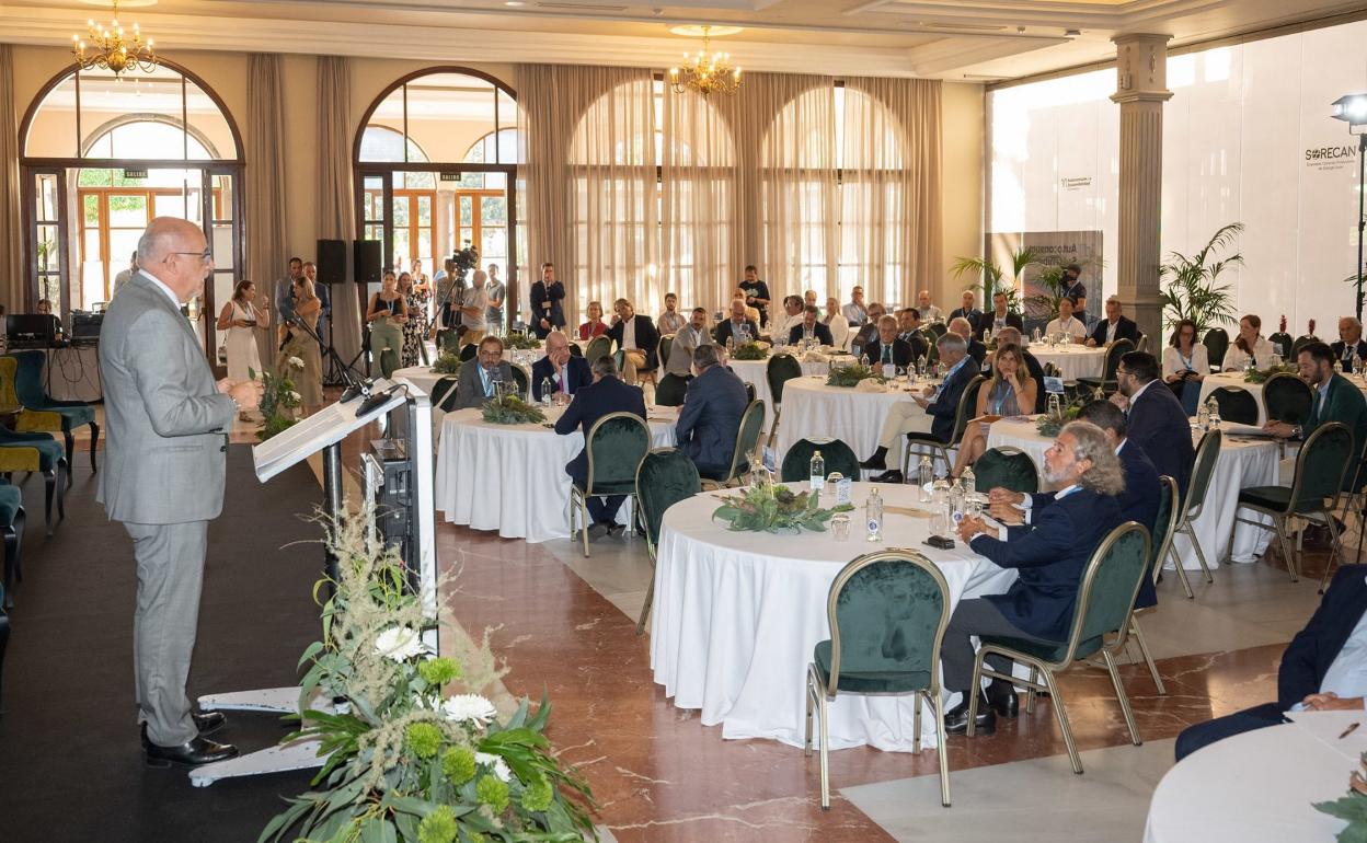 Momento en que Antonio Morales interviene en el foro, celebrado en el Hotel Santa Catalina. 