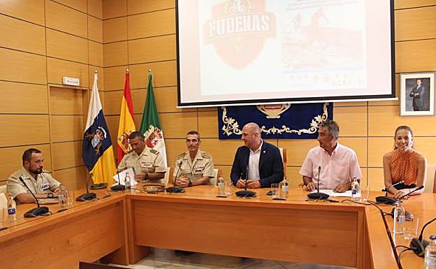 Firma del convenio de patrocinio entre el Patronato de Turismo y el regimiento de infantería ligera Soria 9. 