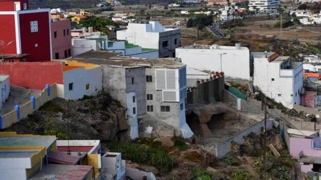 Vista del estanque-cueva sobre el que el exconcejal construyó una terraza. 