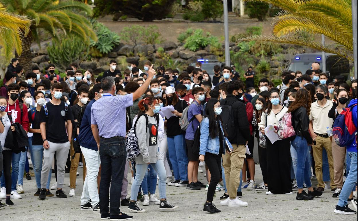 Alumnos en la prueba de acceso universitaria en la capital grancanaria. 