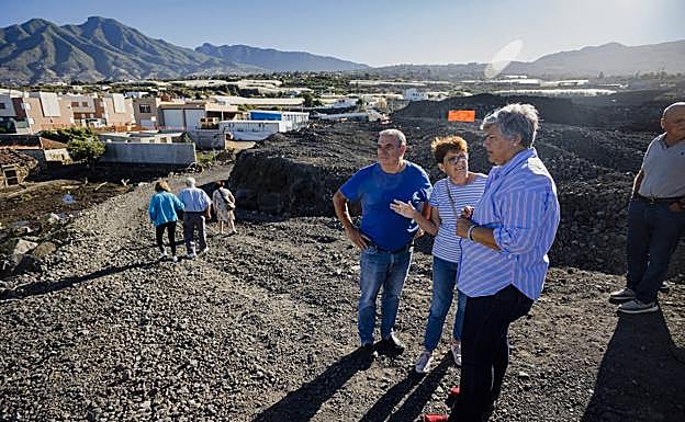 Noelia García escucha a vecinos cuyas viviendas quedaron afectadas por las coladas en La Laguna. 