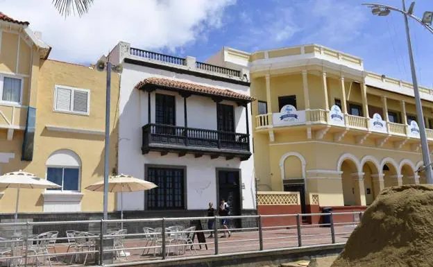 La protección de la casa del doctor Apolinario ampara la primera línea de Las Canteras en torno al hospital San José