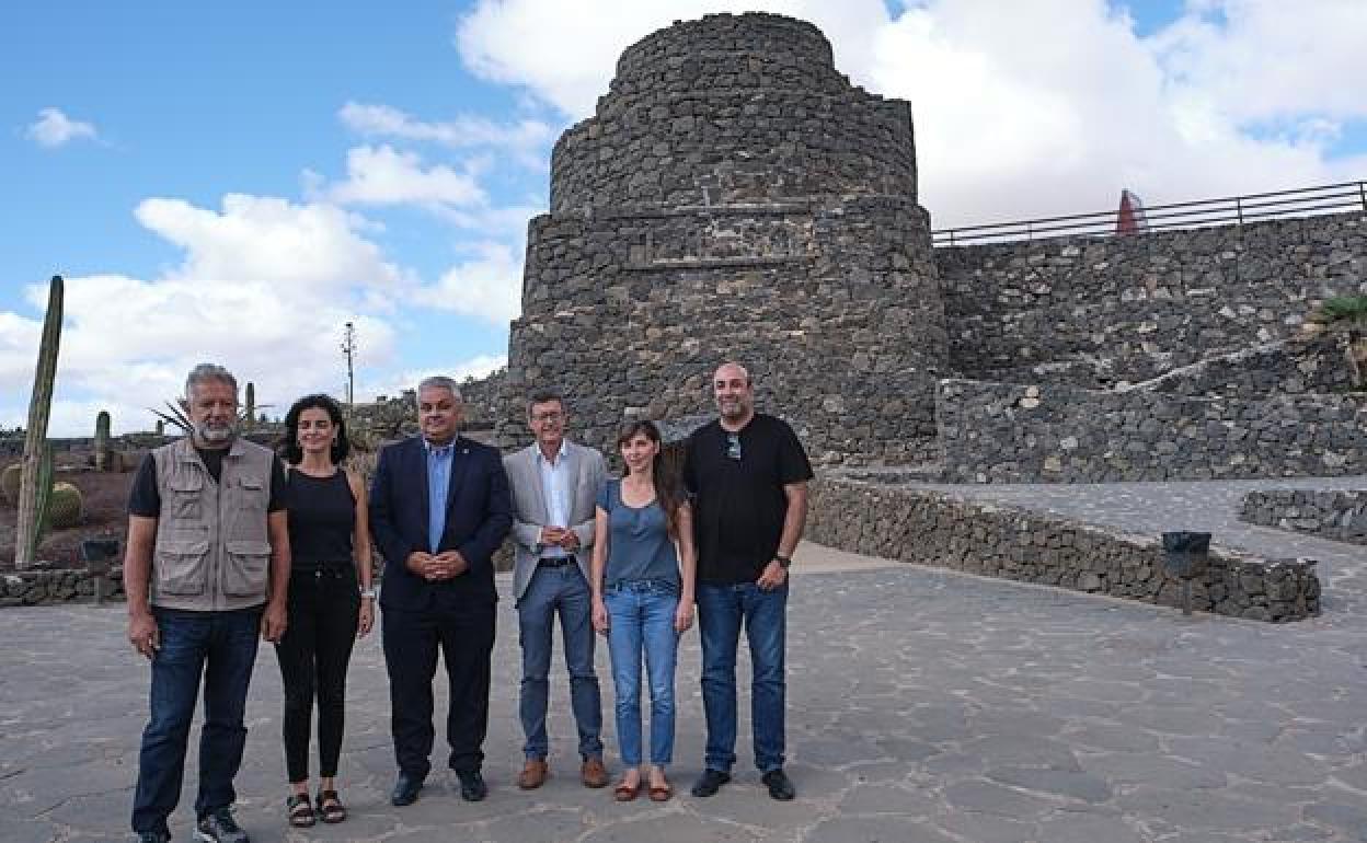 Los cuatro artistas, el alcalde Juan Jiménez y Juan Manuel Verdugo, concejal de Cultura, en los Hornos de Cal de Los Pozos, uno de los dos enclaves donde trabajarán. 