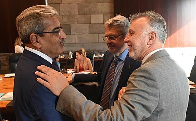 Román Rodríguez junto a Ángel Víctor Torres. 