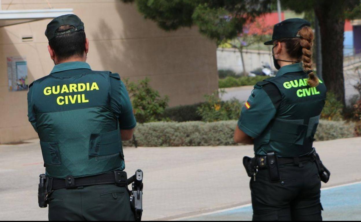 Imagen de archivo de un binomio de la Guardia Civil. 