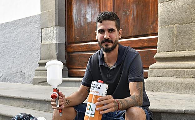 Gabriel Hernández posacon algunos de las herramientas que usaba como pintor de coches.