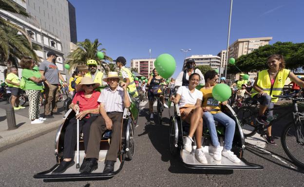 Los mayores también pudieron disfrutar del día en bici gracias al servicio que se presta en la ciudad. 