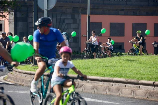 Muchas familias aprovecharon el día para pedalear juntos.