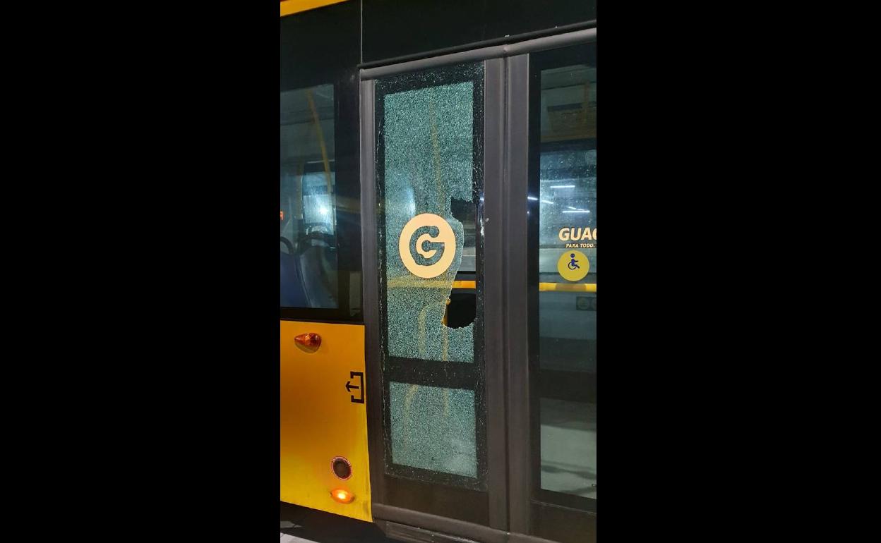 Estado en que quedó la puerta de la línea 12. 