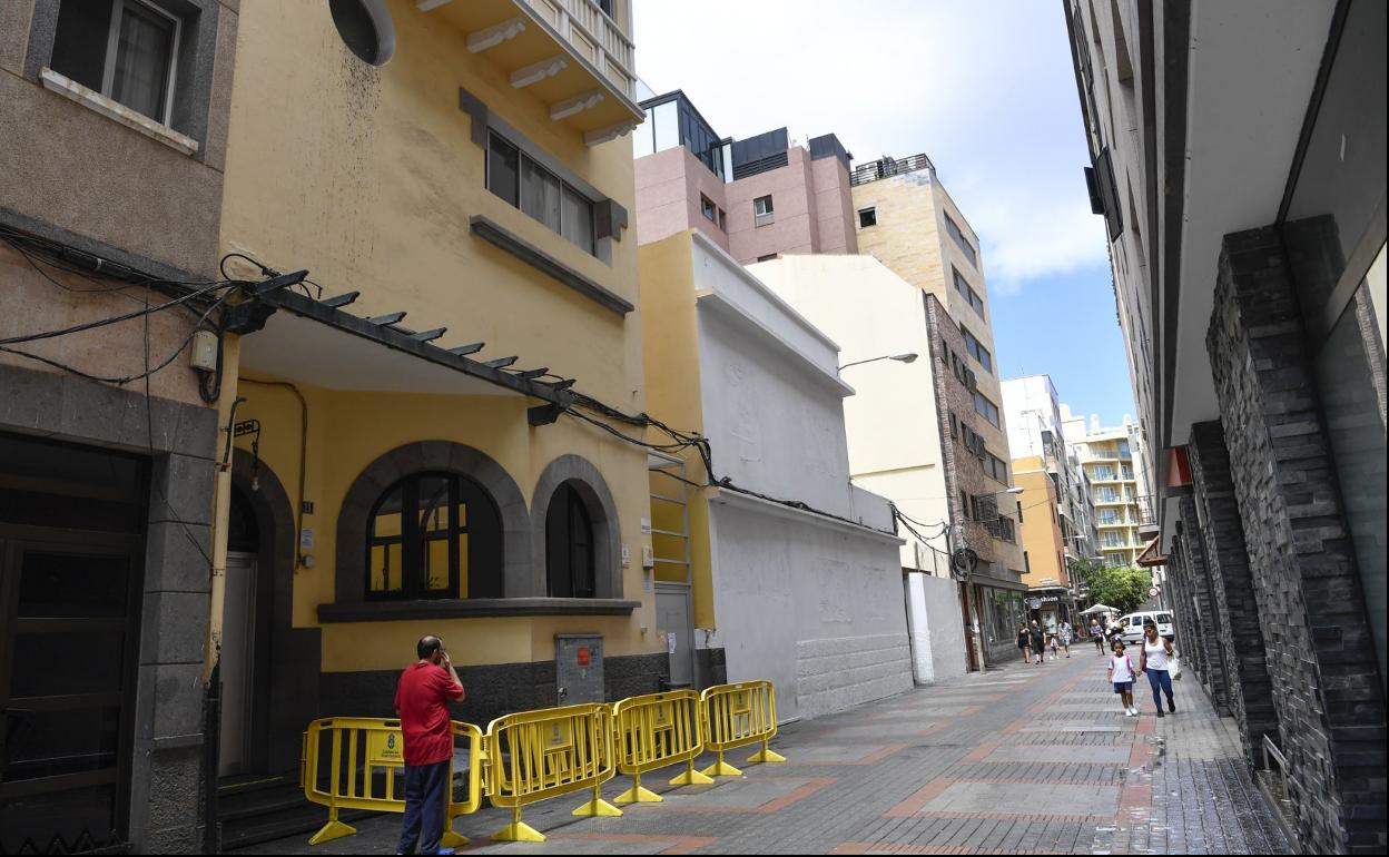 Imagen del centro Gánigo, en la calle Doctor Miguel Rosas, con vallas en su puerta. 