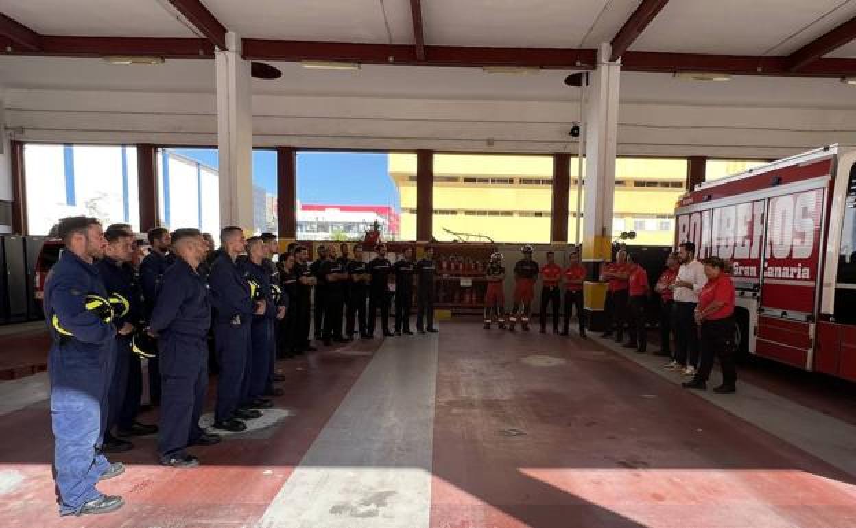 El concejal de Seguridad y la jefa de Bomberos dan la bienvenida a los nuevos agentes. 