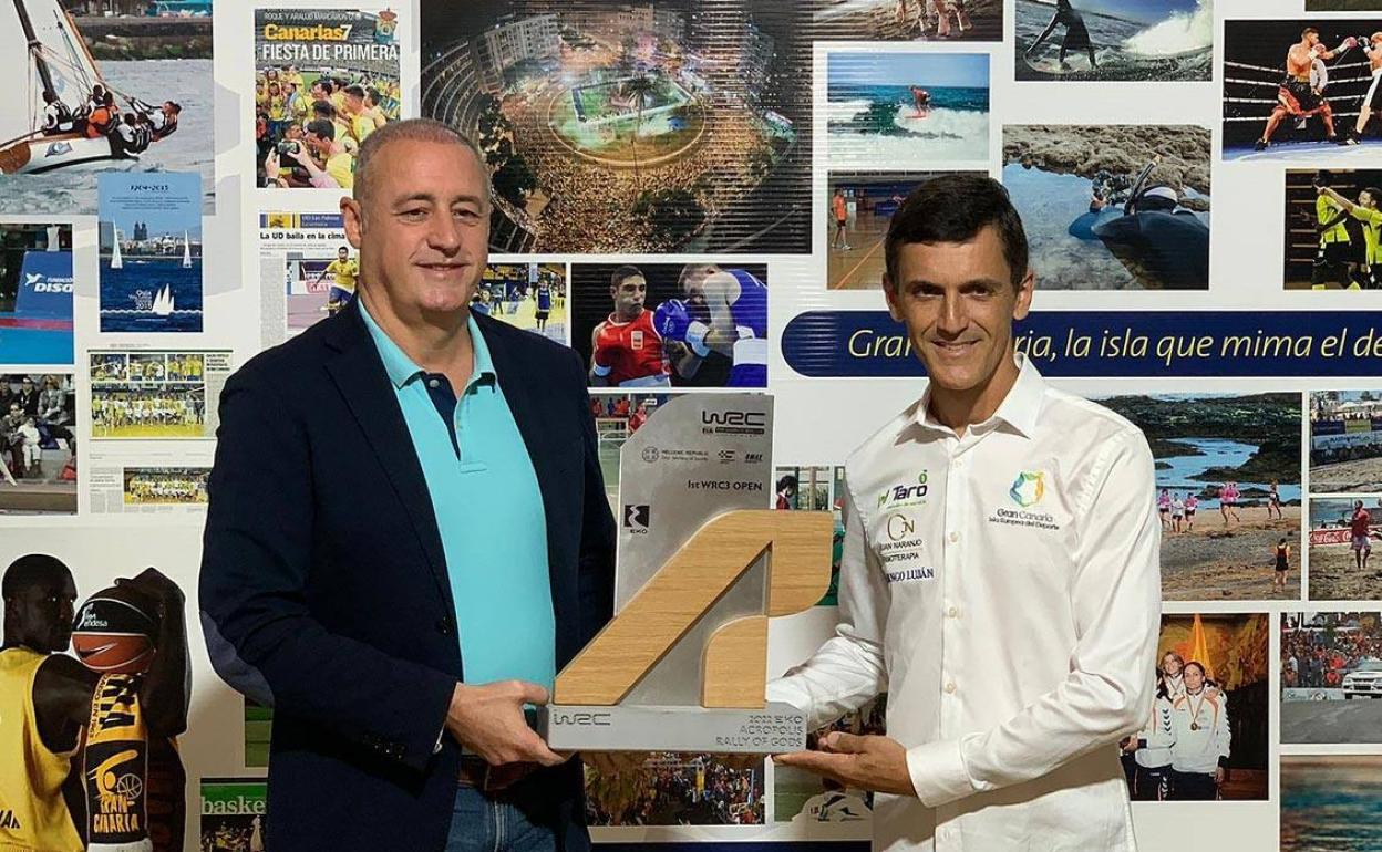 Imagen de la recepción oficial brindada por Francisco Castellano a Rogelio Peñate. 