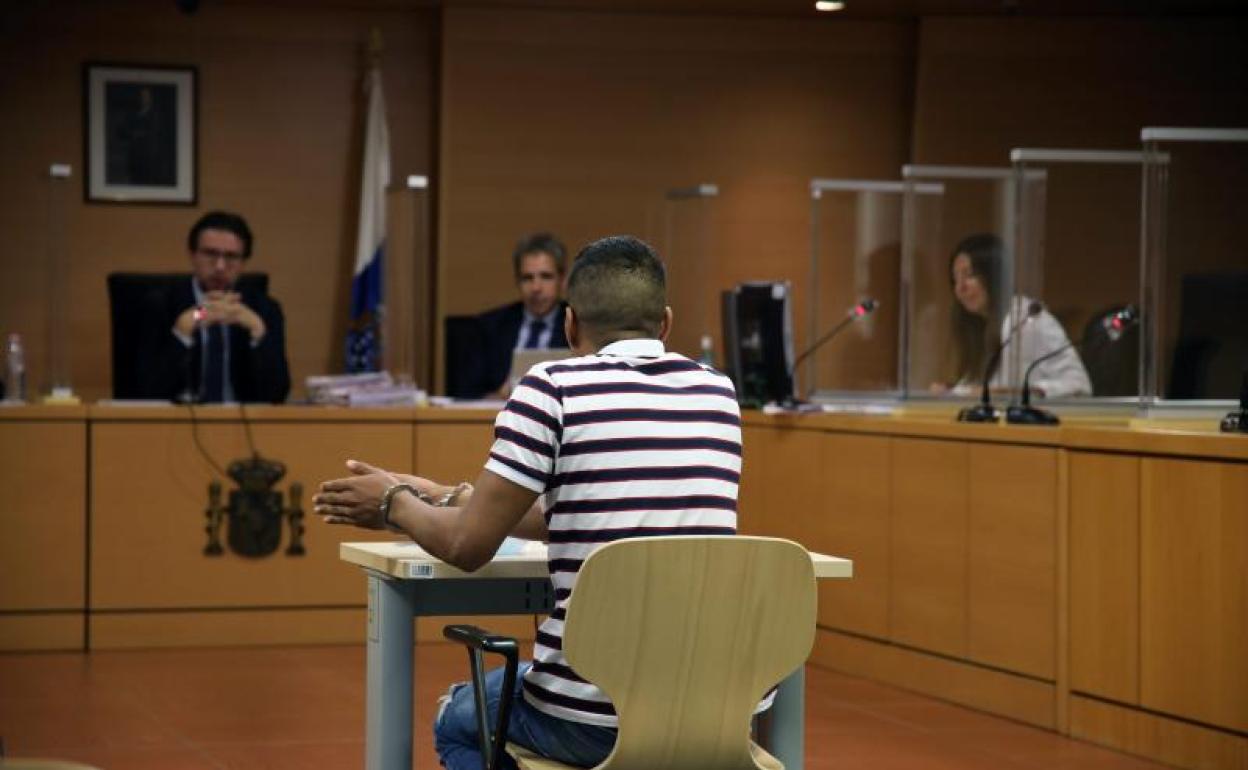 Encausado, de espaldas, durante la vista de este martes en Arrecife. 