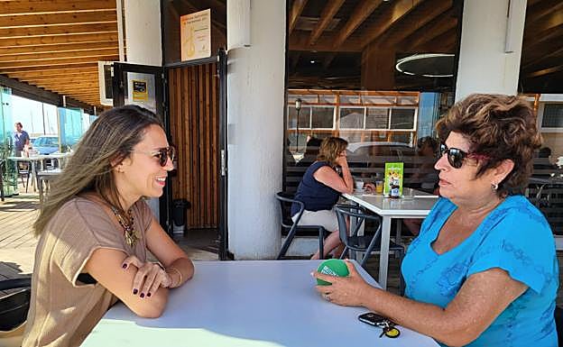 De León, con Olivia Estévez, exconsejera del Cabildo. 