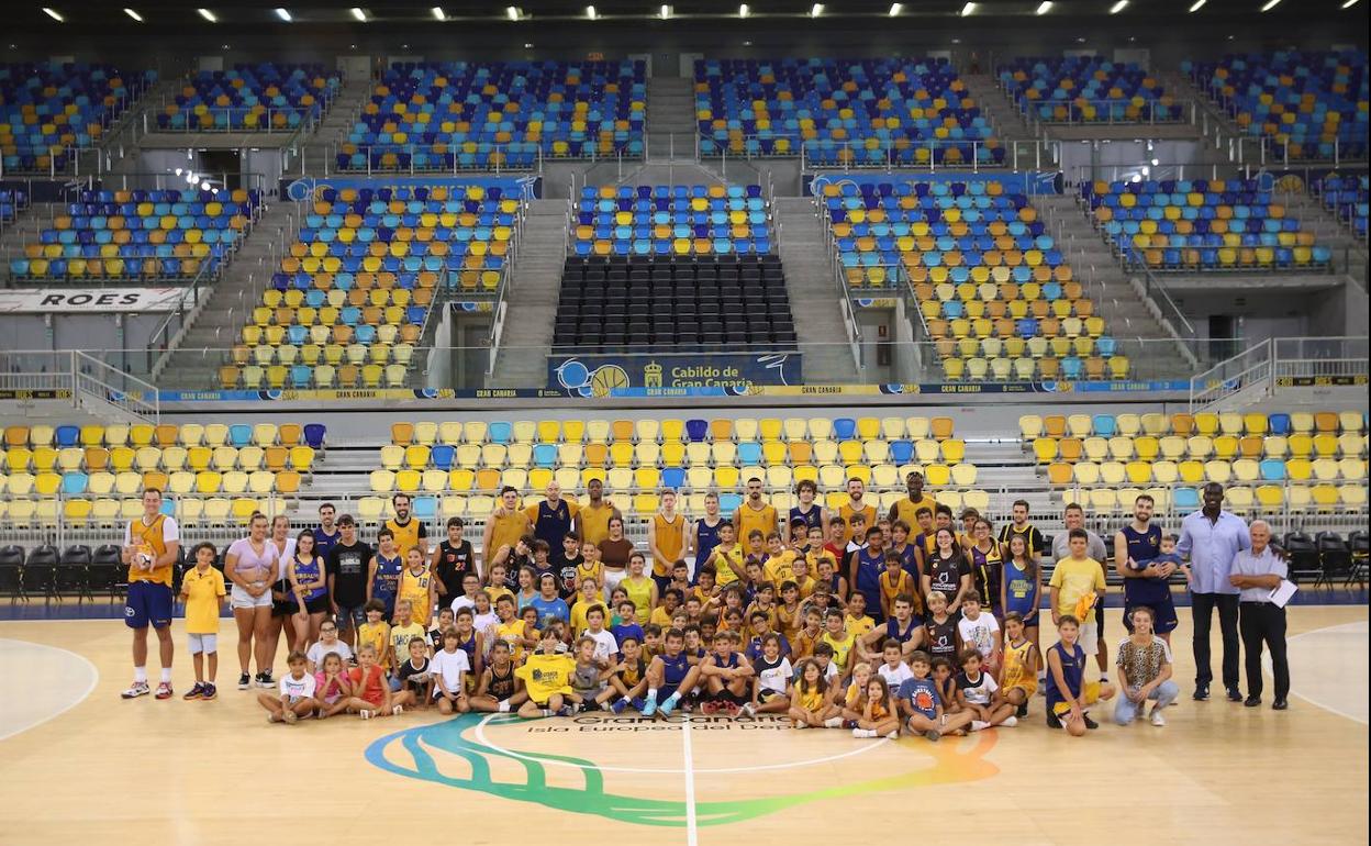 El cuerpo técnico y la plantilla del Granca se inmortalizan con un grupo de jóvenes aficionados. 