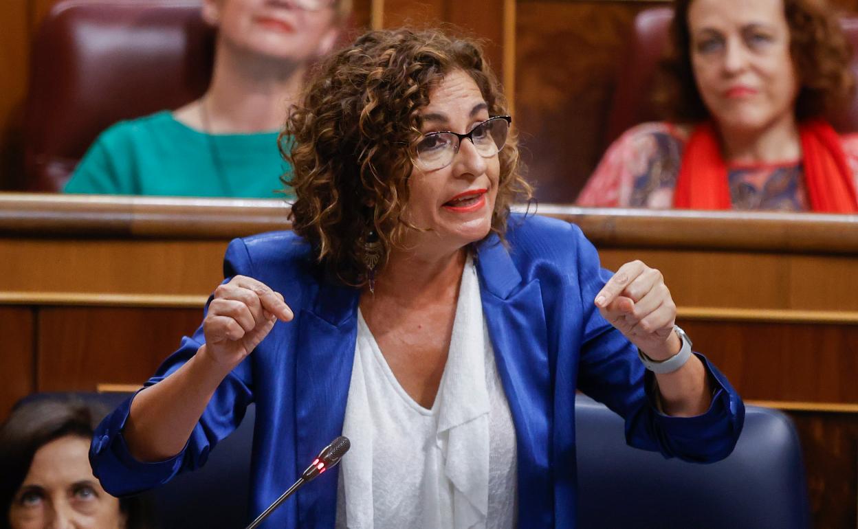 La ministra de Hacienda, María Jesús Montero, este miércoles en la sesión de control al Gobierno en el Congreso 