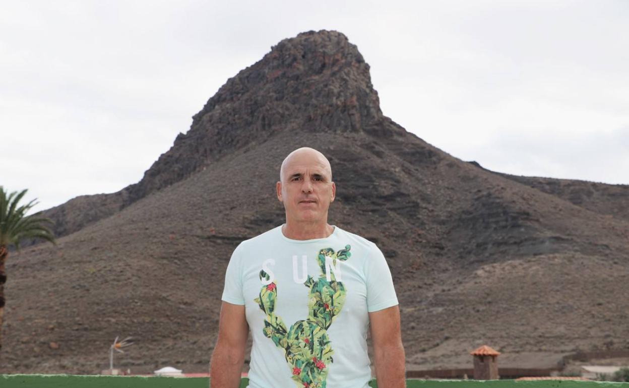 Loreto IV, en su casa de Los Corralillos y con el Roque Aguayro de fondo. 