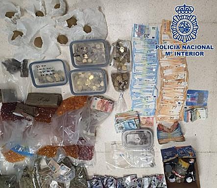 Parte del material encontrado en el domicilio de los autores de los hechos. 