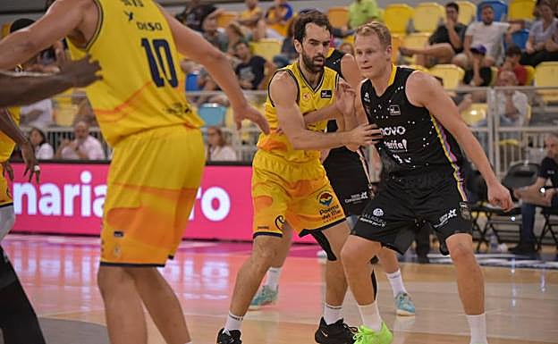 Vítor Benite se estrenó con la camiseta amarilla. En la imagen, en labores defensivas ante Salin, exjugador de los claretianos. 