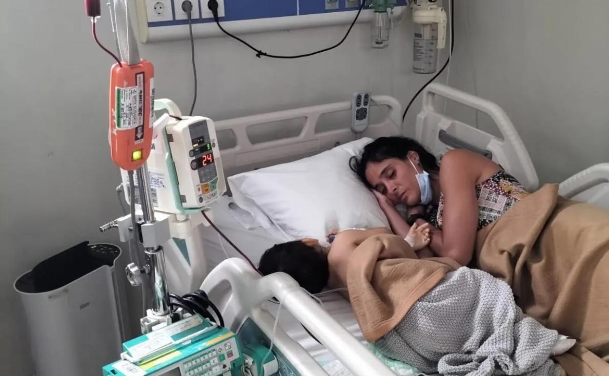 El pequeño Mateo, junto a su madre, en Indonesia. 