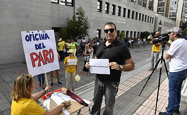 Imagen principal - Varias imágenes de la protesta. 