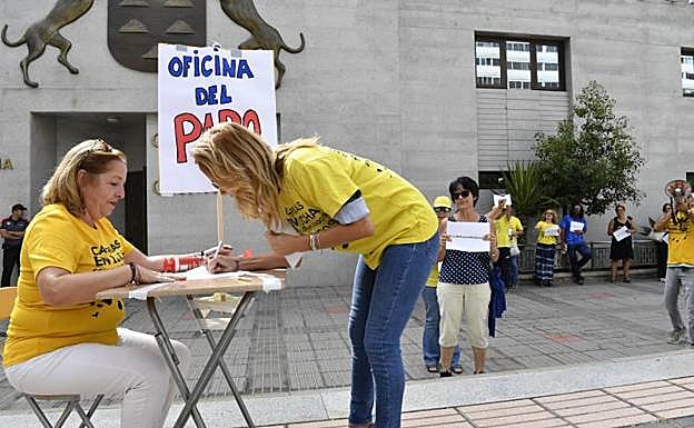 Varios protestantes simularon una oficina de desempleo. 