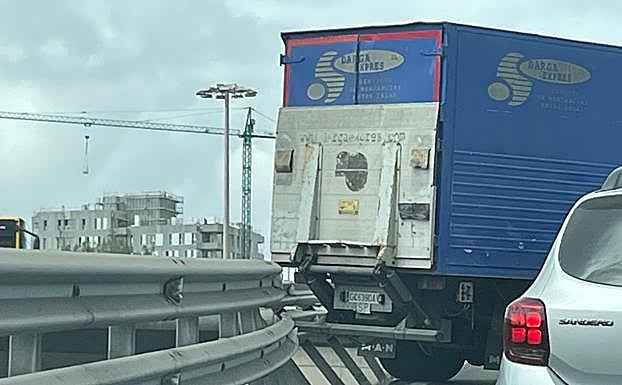 Imagen del vehículo accidentado con la valla que da salida del túnel. 