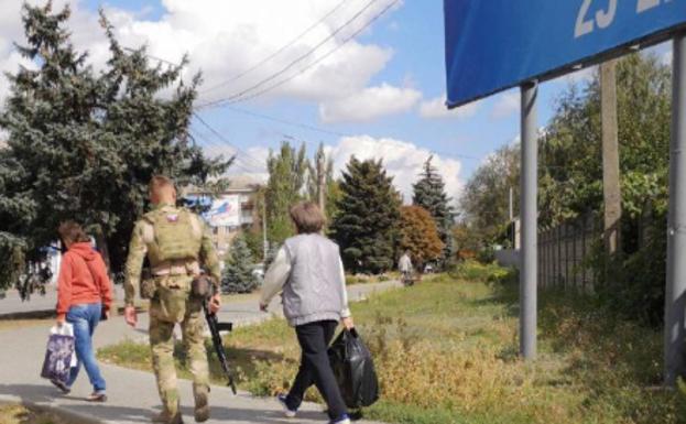 Denuncian que rusos armados con ametralladoras presionan a los ucranianos para votar en favor de la anexión. 
