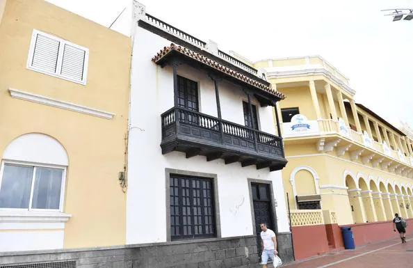 Casa del doctor Apolinario Macías, en el centro de la imagen. 