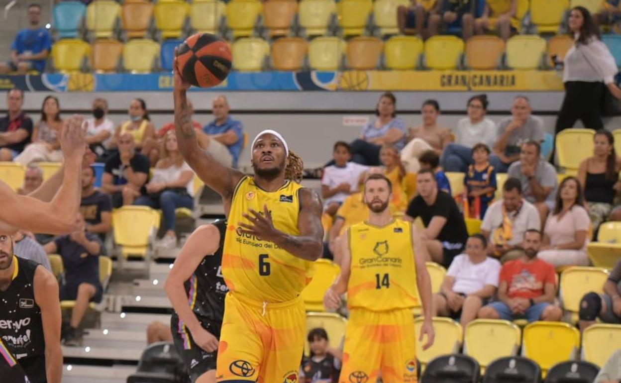 Imagen del partido amistoso ante el Lenovo Tenerife. 