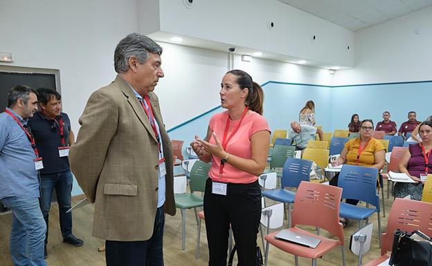 La consejera de Sosteniblidad Ambiental, Lola García, departe con el científico Antonio Fernández. 