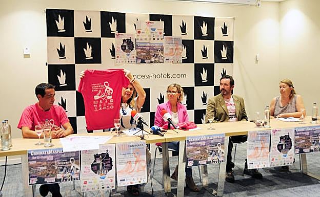 La edil Mercedes Díaz muestra la camiseta de esta edición. 