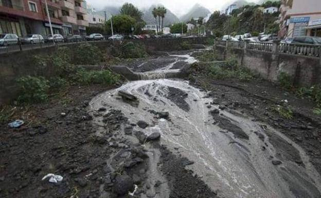 Imagen secundaria 2 - Arriba, la situación metereológica a las 9.15 de este sábado en la playa de Mogán, en Gran Canaria, Abajo a la izquierda, Los Cristianos, a las 9.00 horas, en Tenerife, y a su lado, una imagen de la playa Santiago, a la misma hora, en La Gomera. 