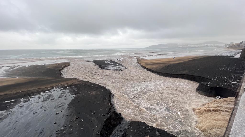El barranco desemboca con fuerza en Las Canteras