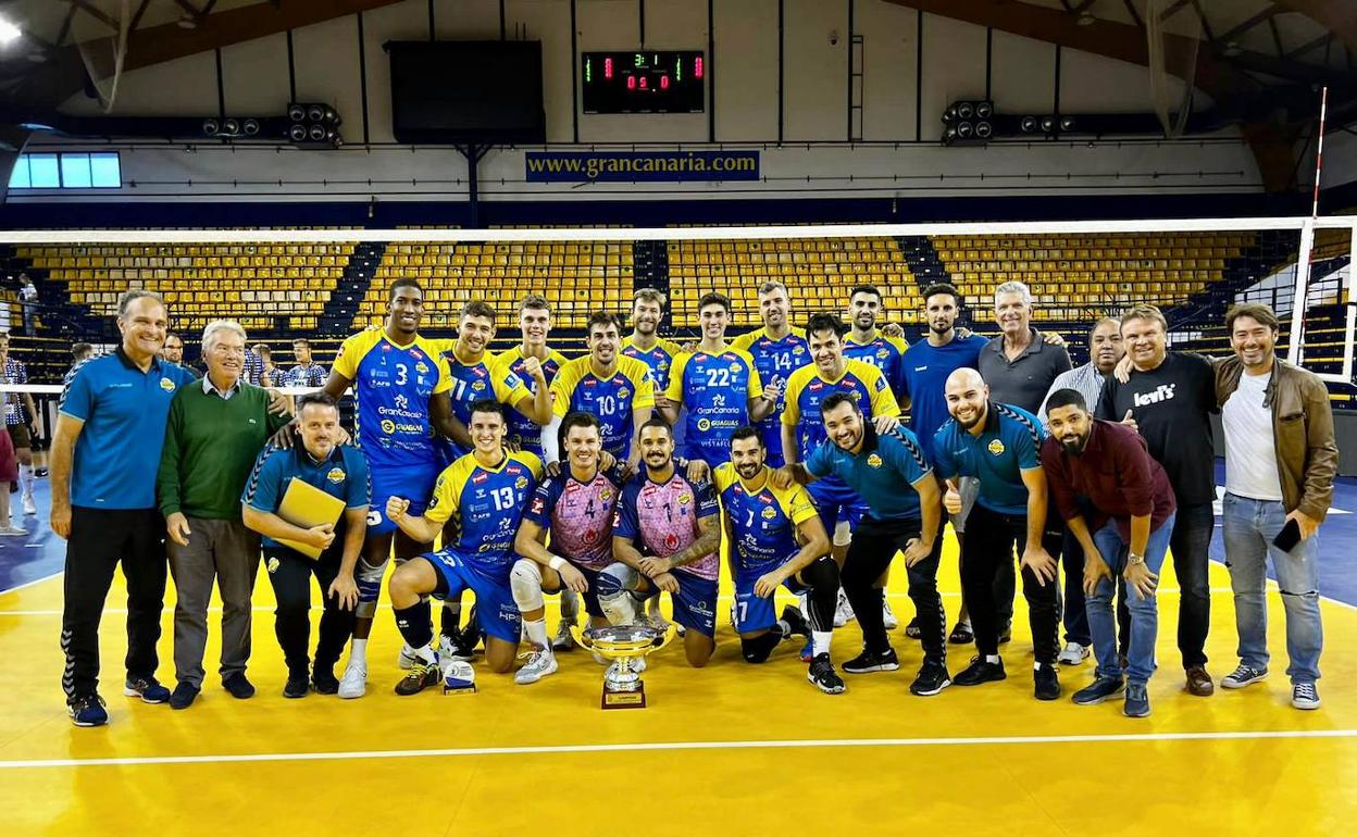 JUgadores, técnicos y dirigentes del Guaguas posaron, orgullosos, con el trofeo. 