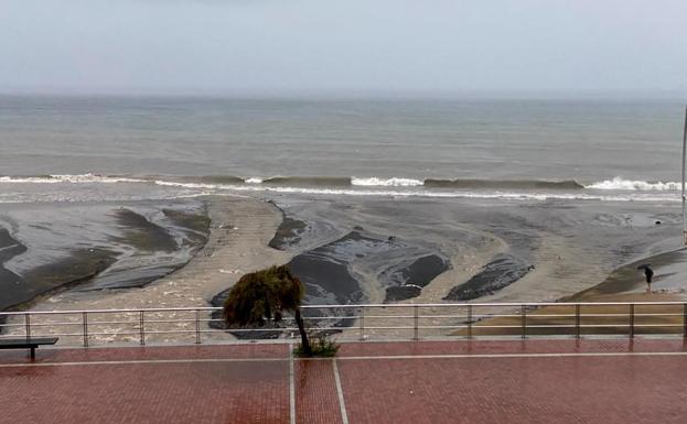 El barranco de La Ballena desemboca con fuerza en Las Canteras