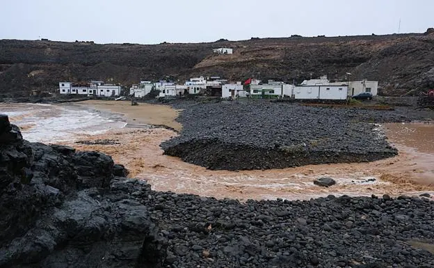 El barranco llega a la playa de los Molinos, en Puerto del Rosario. 